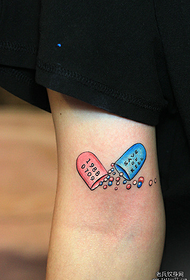 Foto de tatuaj spektakloj rekomendis brakan pilolon ciferecan leteron ŝablono