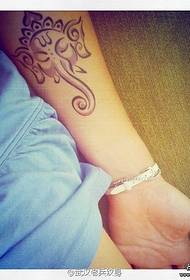 Një krah si një tatuazh i zot