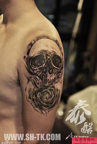 arm skull 手 tattoo rose tat ንቅሳት