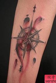Roku kompasa tetovējums