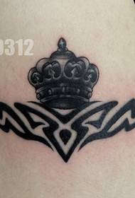 Hermoso patrón de tatuaje de corona de anillo de brazo totem