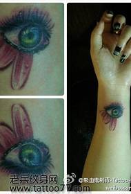 Brazo alternativo hermoso patrón de tatuaje de ojo