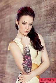 Tatuaggi colorati sul braccio