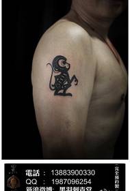 Magsuot ng isang pattern na pattern na totem monkey tattoo na pinutol