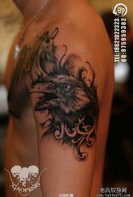 un tatuaje de cuervo con un brazo muy guapo