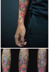 Zēnu rokas tendence redzēja briežu un rožu tetovējuma modeli