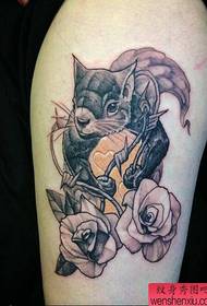 Spettacolo di tatuaggi, consiglia un topo al braccio, tatuaggio rosa, lavoro del tatuaggio