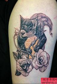 Espectáculo de tatuajes, recomiendo un mouse de brazo, un tatuaje de rosa, un trabajo de tatuaje