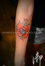 女手臂彩色玫瑰紋身圖案