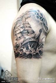 Braccio nero grigio modello di barca a vela tatuaggio