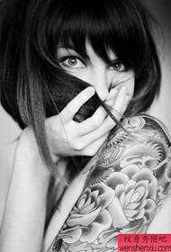 modello tatuaggio braccio ragazza pop