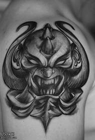 Емисија за тетоваже, препоручујте тетовирање на челу чудовишта на рукама
