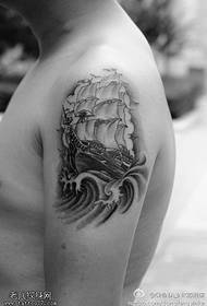 Les tatouages de navigation à bras noir et blanc sont partagés par les tatouages