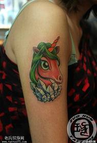 Vrouwelijke arm gekleurde eenhoorn edelsteen tattoo patroon