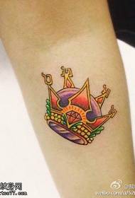 Arm Crown tattoo-werken worden gedeeld door tatoeages