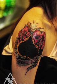 Braccio bellissime vanghe new school e motivo tatuaggio rosa
