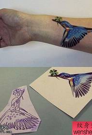 Tatuajeek partekatzen dituzte besoen koloreko kolibrisa