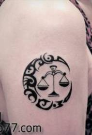 Bel tatuaggio totem luna tatuaggio