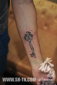 Tyylikäs musta ja harmaa avain tatuointi malli käsivarret