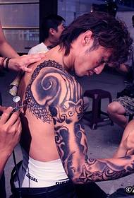 Star Nicholas Tse viser armtatovering