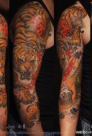 Ο άνθρωπος χέρι όμορφος μόδα κατώτερη τίγρη με μοτίβο τατουάζ καλαμάρι