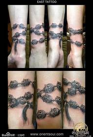 Braccio classico con un modello di tatuaggio braccialetto Baba