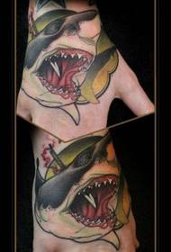 一個英俊的鯊魚紋身圖案