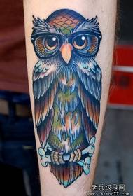 Padrão de tatuagem de coruja de estilo europeu e americano de braço