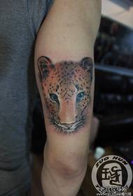 Merginos rankos gražus leopardo tatuiruotės modelis