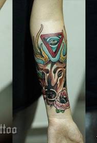 Brazo patrón de tatuaxe de ciervo bonita moda
