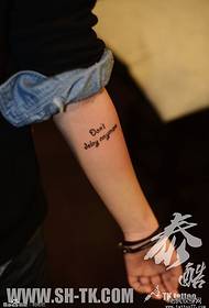 Ženská ruka anglické slovo tetovanie vzor