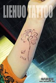 Дјевојка на рукама лијеп модни узорак тетоваже лотоса с мастилом
