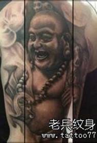 Travail de tatouage au bras Maitreya