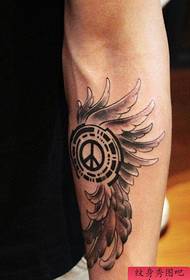 Opere di tatuaggio sulle ali del braccio di guerra