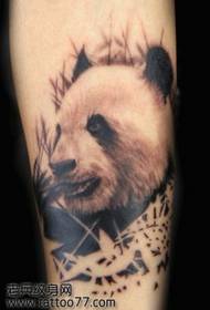 Patrún tattoo panda clasaiceach gleoite lámh
