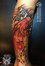 I tatuaggi di calamari di colore delle gambe sono condivisi dal negozio di tatuaggi