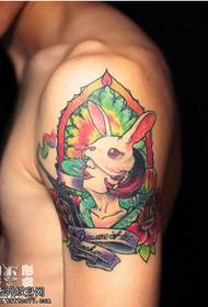 Tatuaje de conejito de color de brazo tatuaje