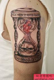 Espectáculo de tatuajes, recomiende un tatuaje de reloj de arena con brazo de taro