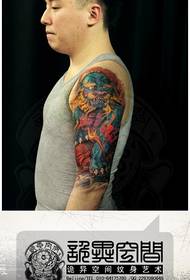 Brazo home fermoso patrón de tatuaxe de león fresco