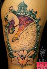 isang pattern na isinapersonal na swan tattoo