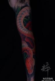 Bellu mudellu di tatuaggi di serpente culuritu è peonia