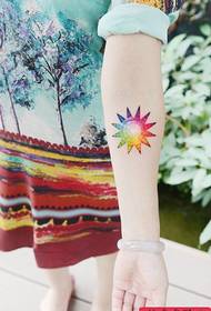 Maschera del tatuaggio del sole colorata braccio della donna