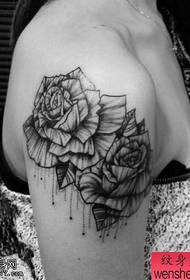 Tattoo show, anbefaler en kvindes arm rose tatovering arbejde