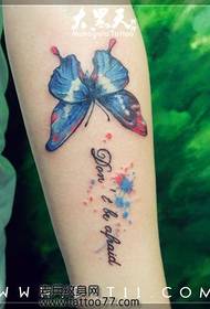 dívčí paže s pěkným motýlkem tetování