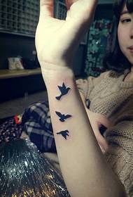 Tetovaže lastovk na rokah žensk si delijo s tetovažami