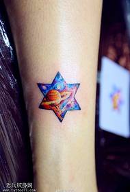 Цвят на ръката звездна шестоъгълна татуировка на звезда