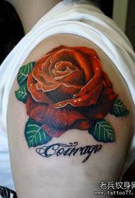 Roku skaists krāsains rožu tetovējums