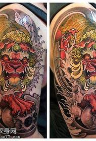Armkleur Tatoeëermerke vir leeuwetjies werk volgens tatoeëring
