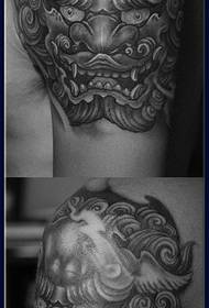 Црно сиви узорак тетоваже са лавом са тренди руком