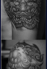 Un modello di tatuaggio leone nero-grigio con un braccio alla moda